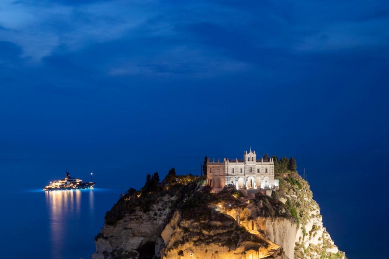 All'Angolo Della Torre Tropea Bagian luar foto