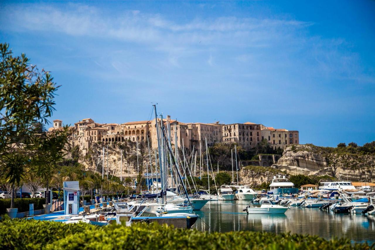 All'Angolo Della Torre Tropea Bagian luar foto